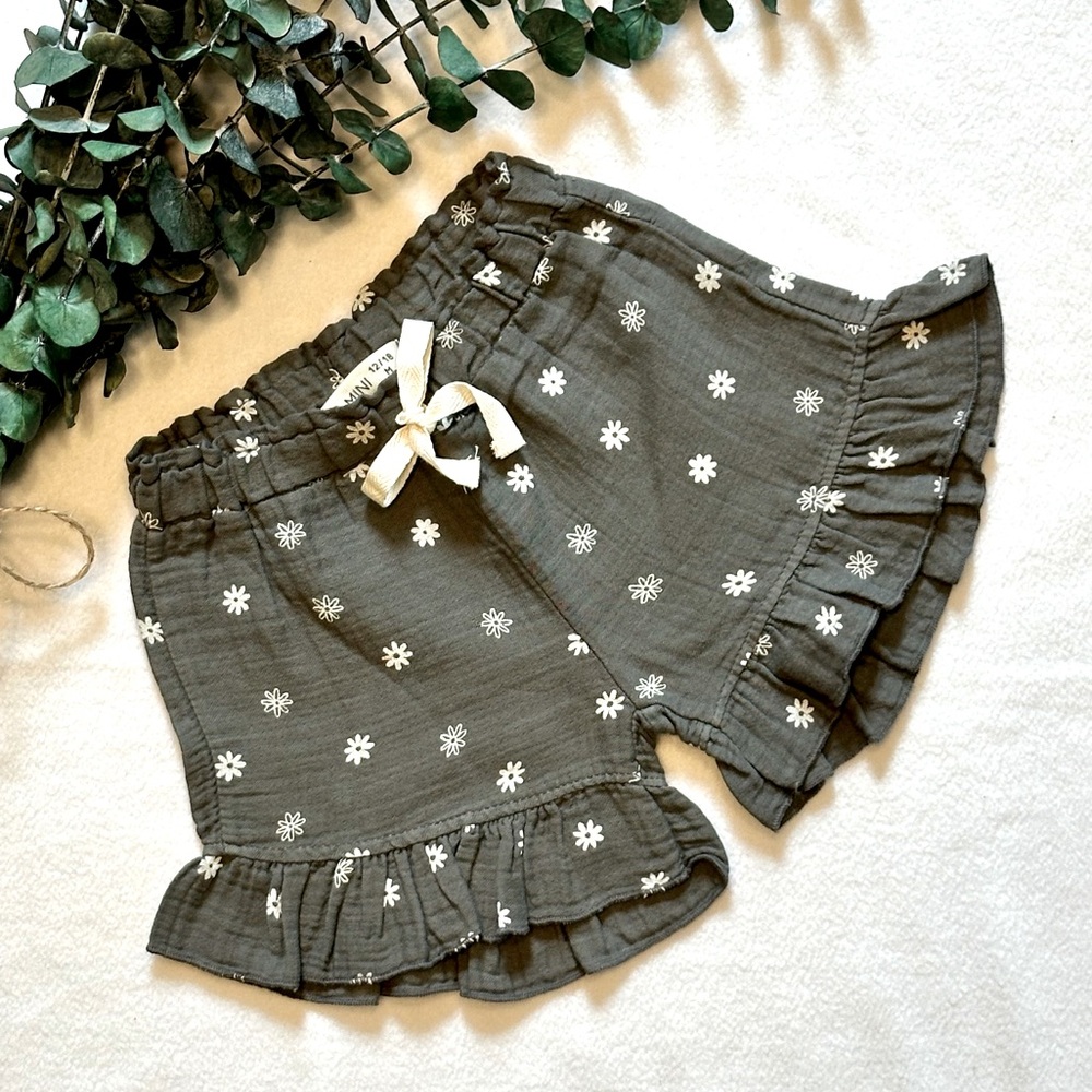 NWT Dear Mini Daisy Ruffle Shorts size 12-18M